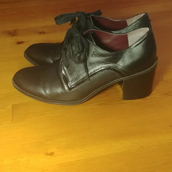 **SOLD** TOMMY HILFIGER OXFORD BLACK LEATHER HEELS - Picture 1 of 5